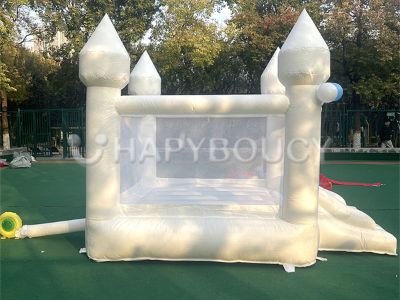 Z akých materiálov je vyrobená odolná malá trampolínová hrad