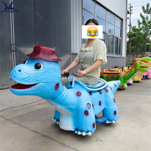 Commoda ludi externi cum sedente electrico super dinosaurium
