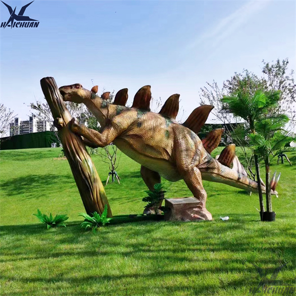 Adduce gustum quendam praehistoricum horto tuo cum statuis dinosaurorum nostris