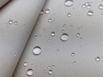Comment les tissus résistants à l'eau révolutionnent la technologie textile