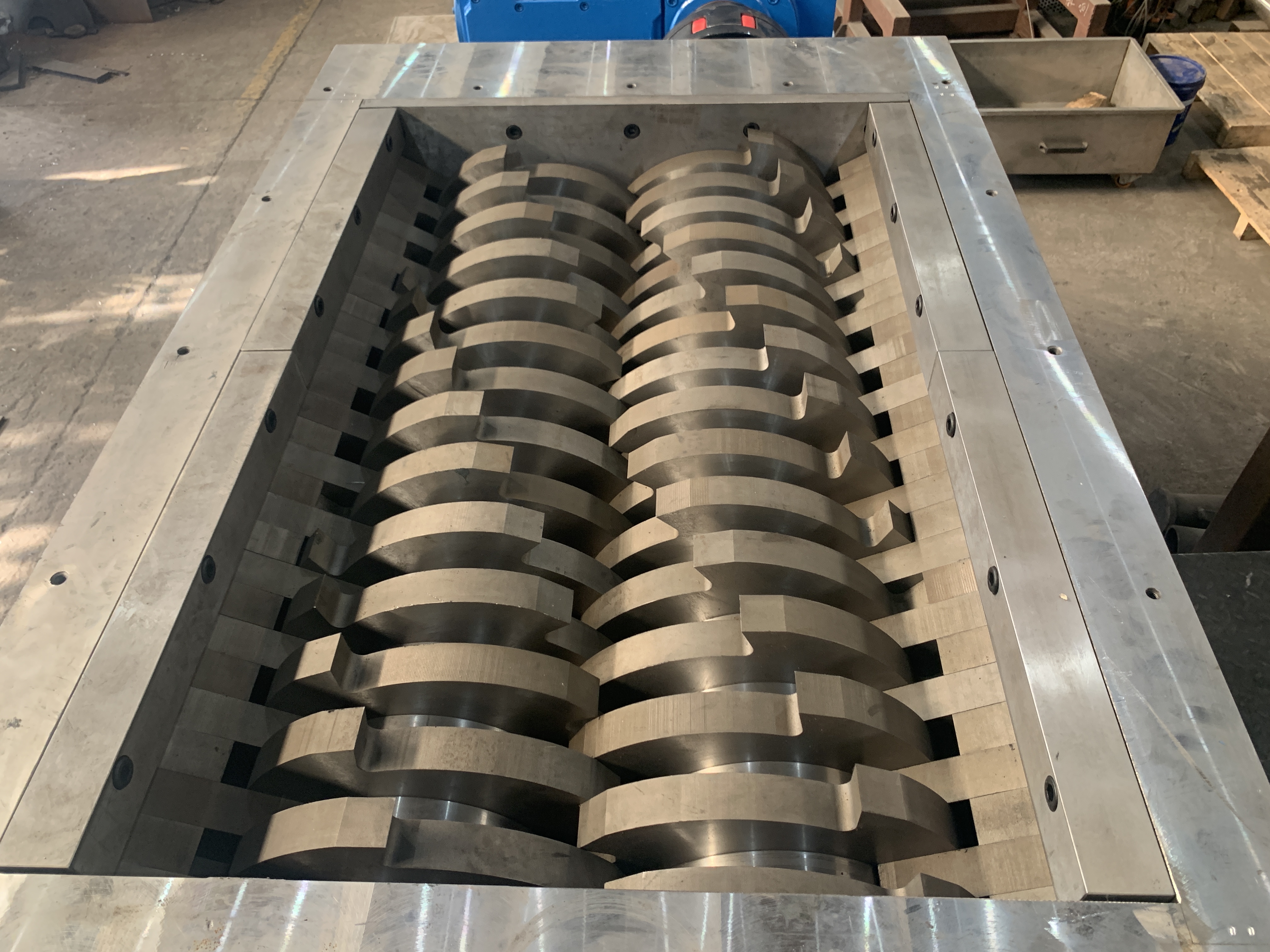 Shredder HDPE LDPE PE PP ABS Lump Plastic Bottle Crushing Machine Plastic Double Shaft Shredder supplier