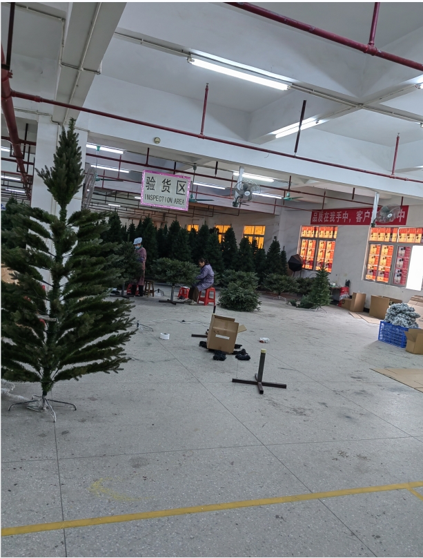 Natural LED PE PVC Artificial Christmas Tree with Hinged Structure Standing Base on Sale manufacture