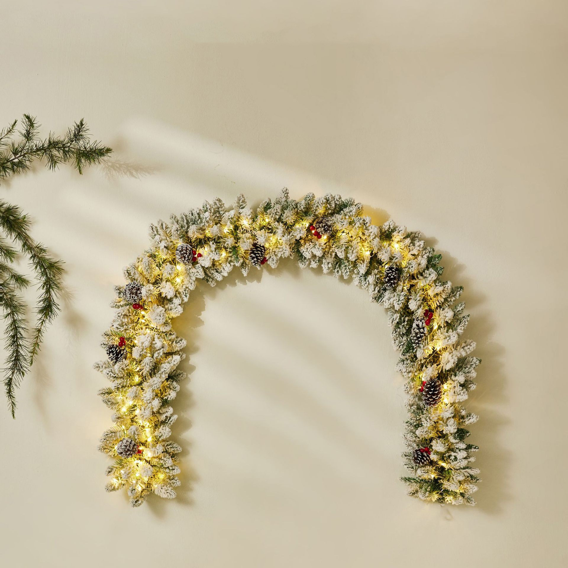Promotional 200*30cm Christmas Garland with Natural Pine Cones & Red Berries for Xmas Decorations White Snow Accent supplier