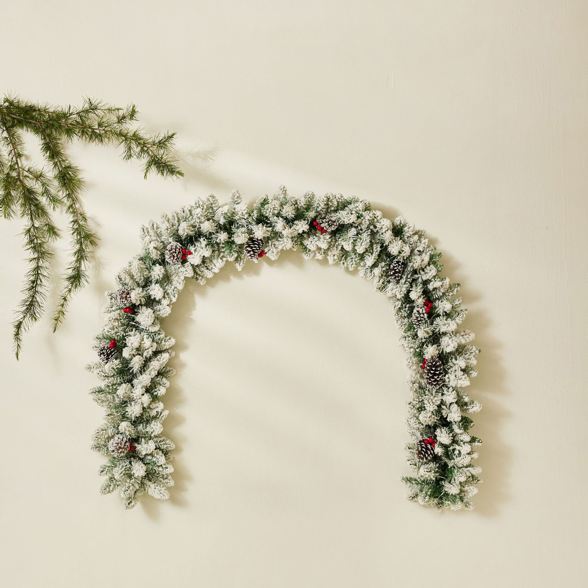 Promotional 200*30cm Christmas Garland with Natural Pine Cones & Red Berries for Xmas Decorations White Snow Accent supplier