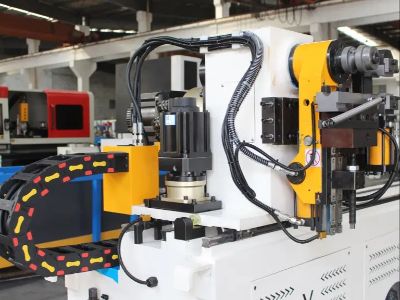 Dobra de parede fina e pequeno raio com dobradores de tubos para produção de linhas de ar condicionado automotivo