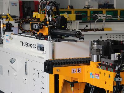 As Principais Diferenças entre a Dobra de Tubos CNC e os Processos de Dobra Manual