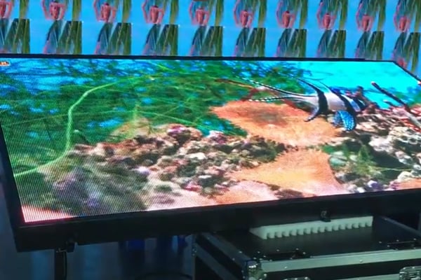 اسکرین قطبی دو طرفه، پنل نمایش LED بیرونی