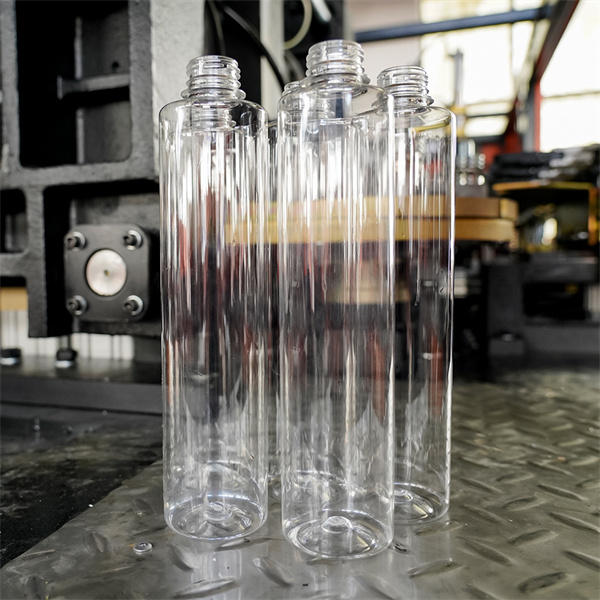 Apa saja fitur utama yang perlu diperhatikan dalam mesin pembuat botol air plastik