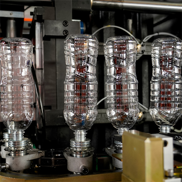 What are the benefits of using a plastic bottle blow molding machine
