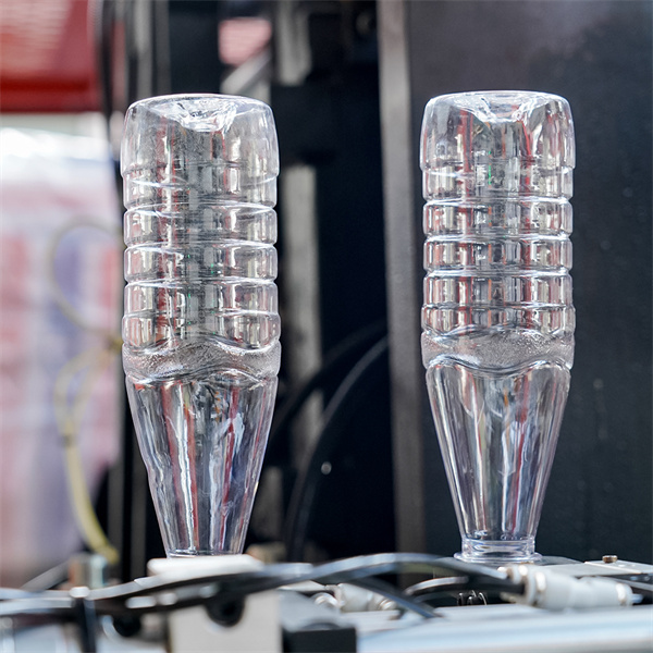 Cómo elegir la máquina sopladora de botellas de plástico adecuada para las necesidades de tu negocio.