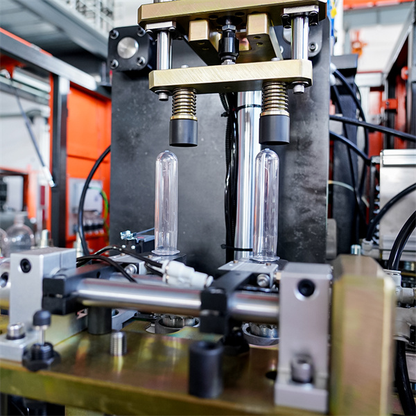 What are the key features to look for in a 1 litre water bottle manufacturing machine