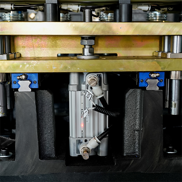 Innovative Design and Functionality of the Water Bottle Blow Molding Machine