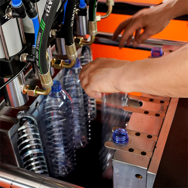 Easy to Use and Maintain Pet Blowing Machinery