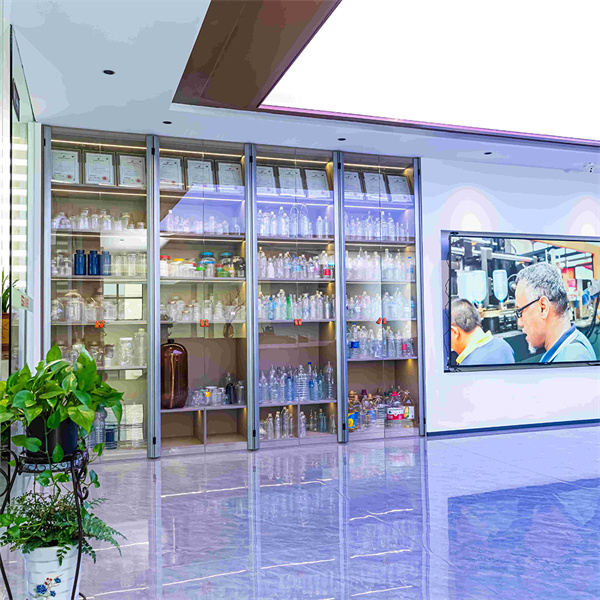 How PET blow moulding machine manufacturers stay ahead in the industry?