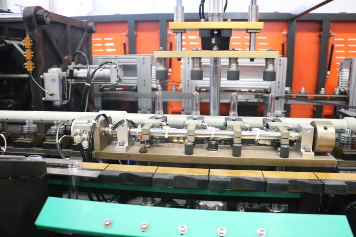 Automatic 4 Cavity Plastic Water Bottle Stretch Blowing Blow Moulding Machine factory