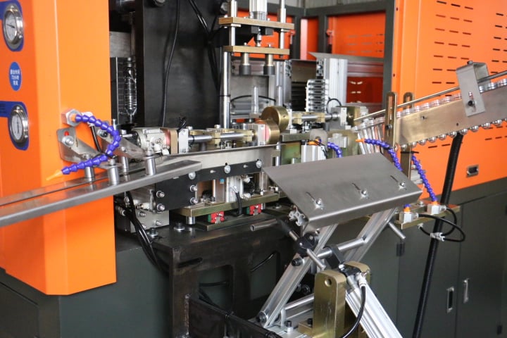 Automatic 4 Cavity Plastic Water Bottle Stretch Blowing Blow Moulding Machine factory