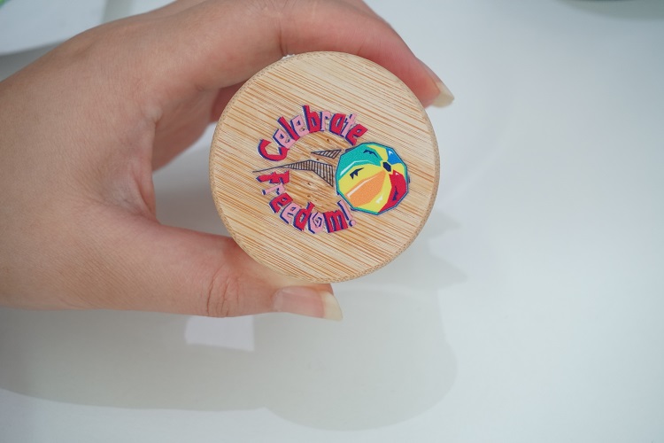 Custom Printing Logo Label Luminous Golden Sticker Vinyl Adhesive Waterproof Stickers Custom Fluorescent Sticker manufacture
