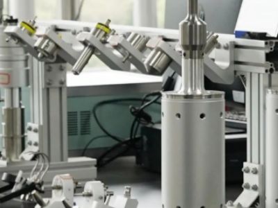 Comment les équipements ultrasoniques pour la fabrication de poudres métalliques soutiennent les services de traitement personnalisé de poudres