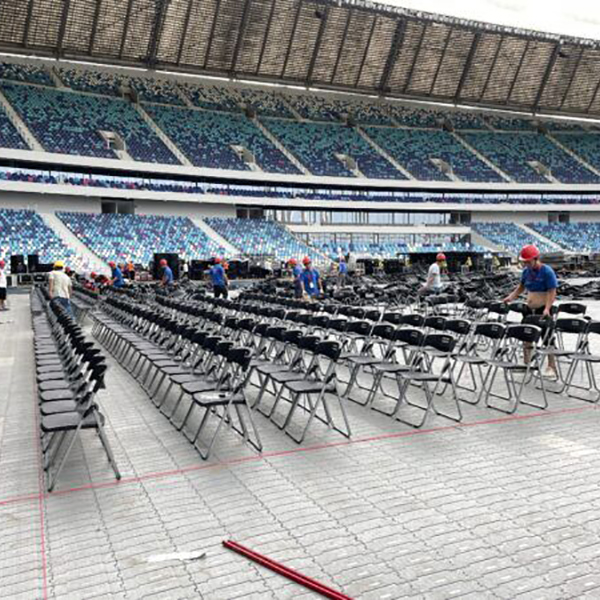 Notre Revêtement de Sol Roulable pour Pelouse et Protection de Gazon T-02 utilisé lors d'un concert dans un stade à Tokyo, Japon en 2023