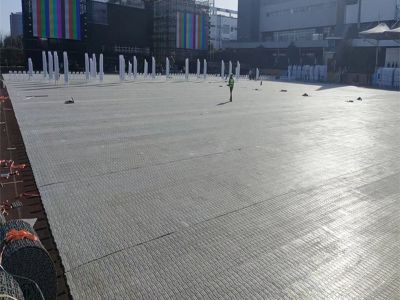 Comment les planchers temporaires modulaires transforment-ils la logistique des concerts en stade et l’entretien des pelouses