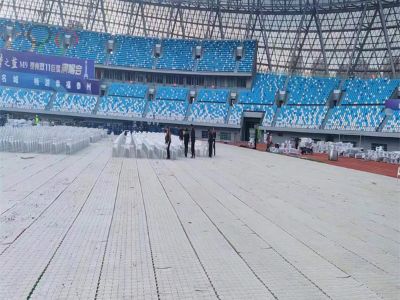 Pourquoi les principaux stades choisissent des solutions de sols temporaires pour les concerts et festivals.