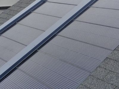 Güneş enerjili kiremit çatı kaplamaları hangi stil özelliklerine sahiptir?