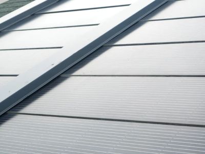 Yeni güneş enerjili kiremitler, eski modellerle karşılaştırıldığında hangi teknik güncellemelere sahip?