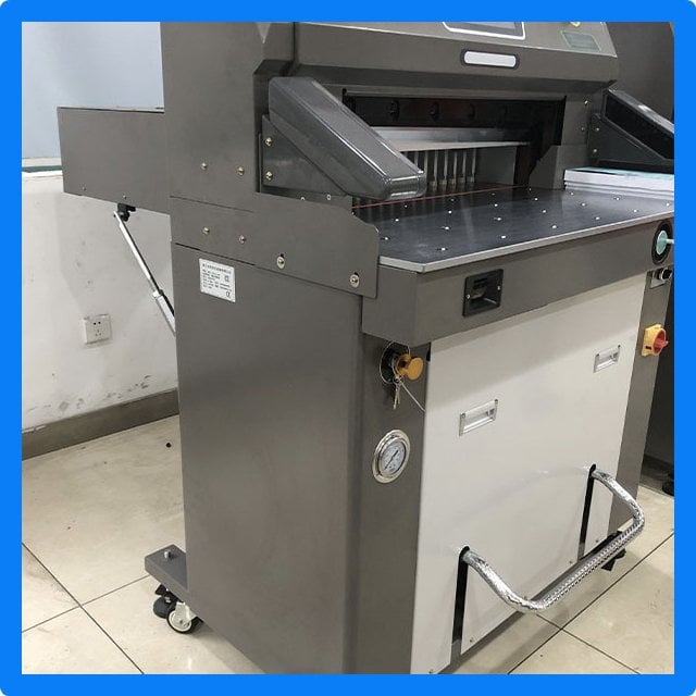 Utilisation de la machine à couper le papier électrique :