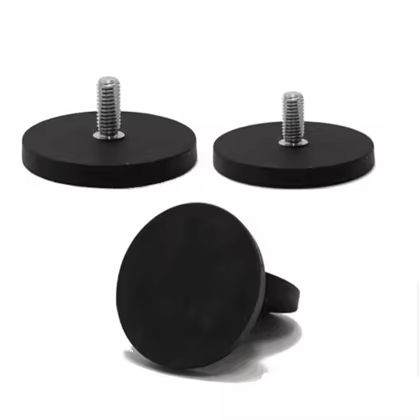 Vereinfachen Sie Ihre tägliche Fahrt mit einer praktischen magnetischen Handyhalterung für leichten Zugriff.