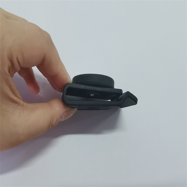 Manyetik kuşak mandalı, ekstra hacim eklemeden güvenli bir tutuş sağlar.