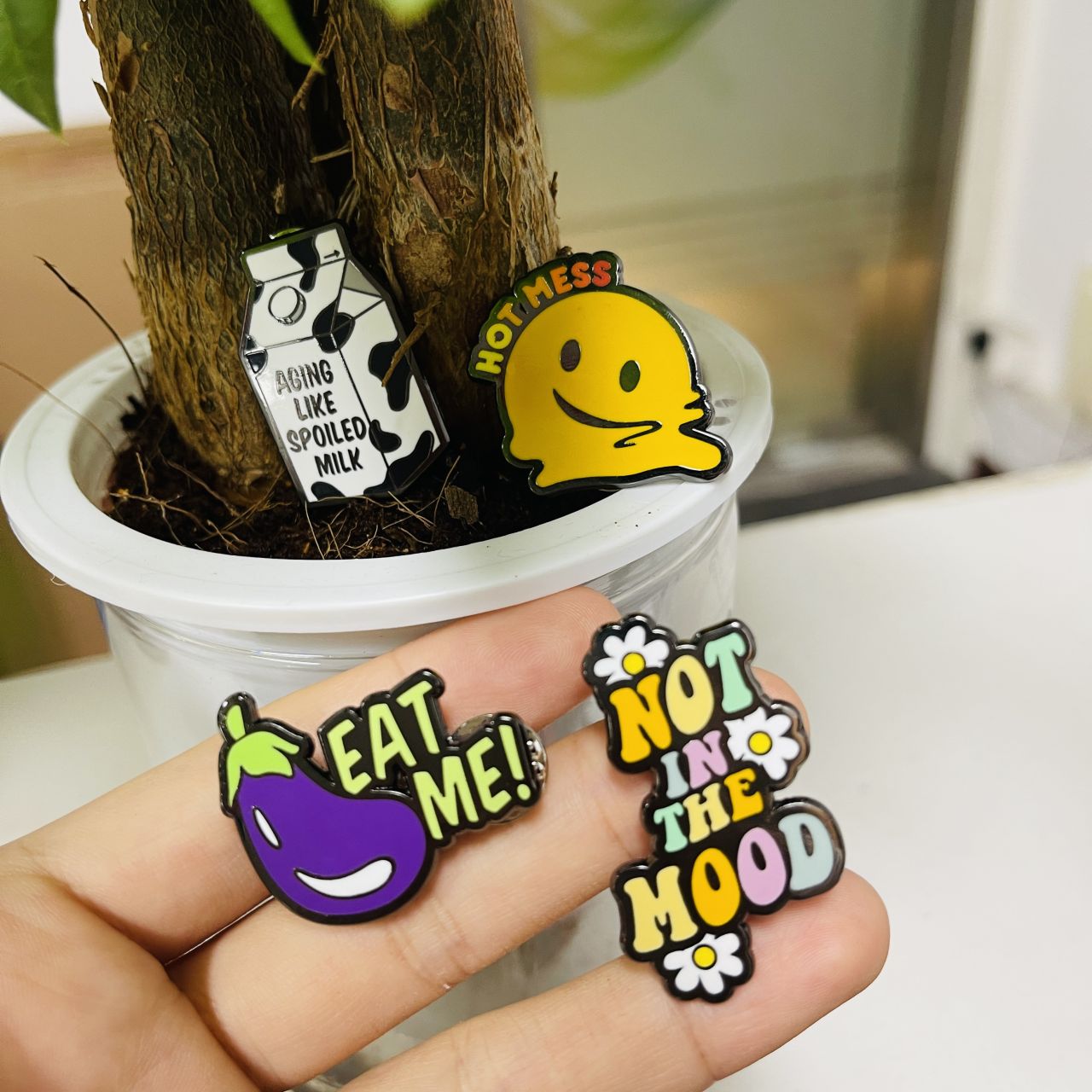Broches de esmalte personalizados.