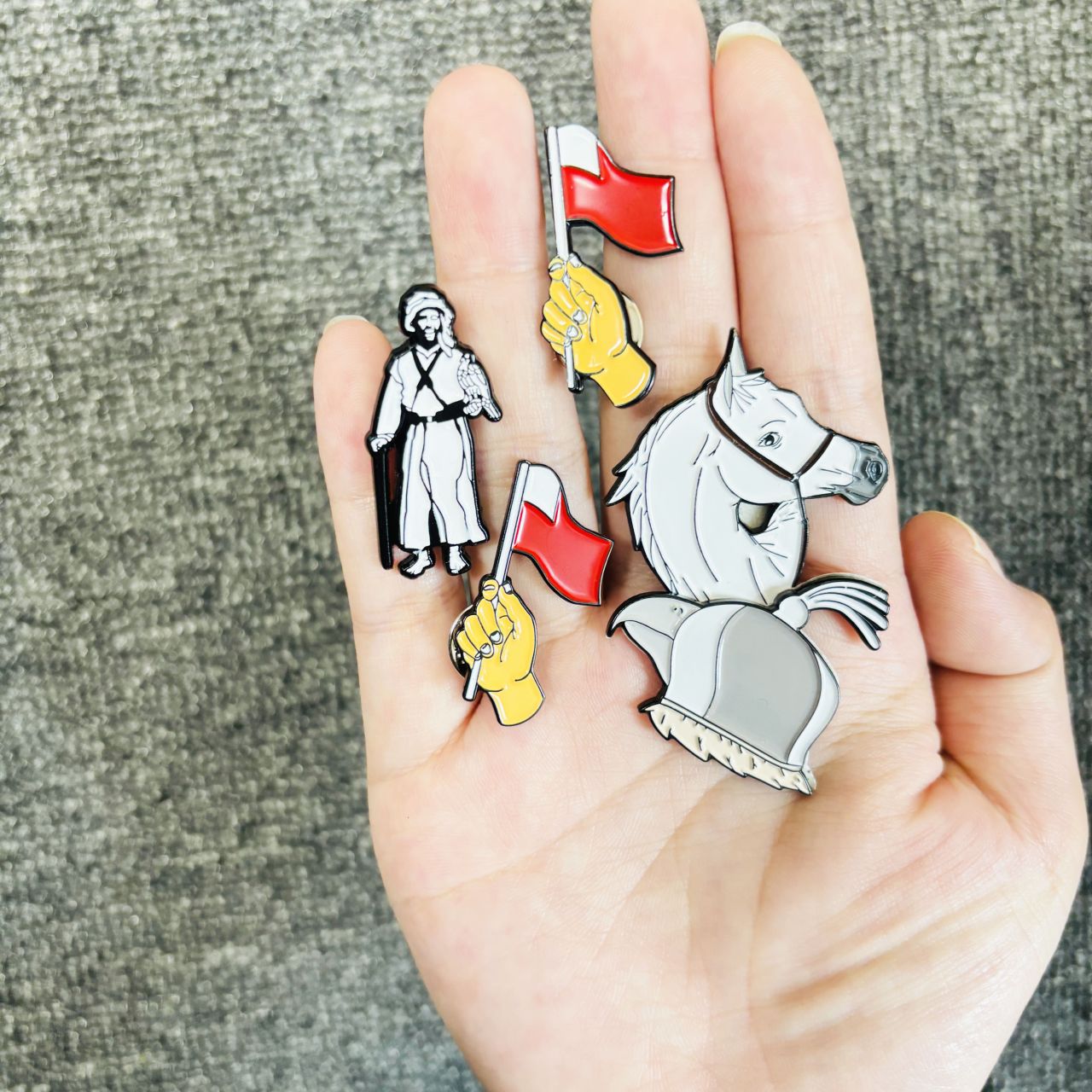 Complementa tu guardarropa con pins de esmalte personalizados