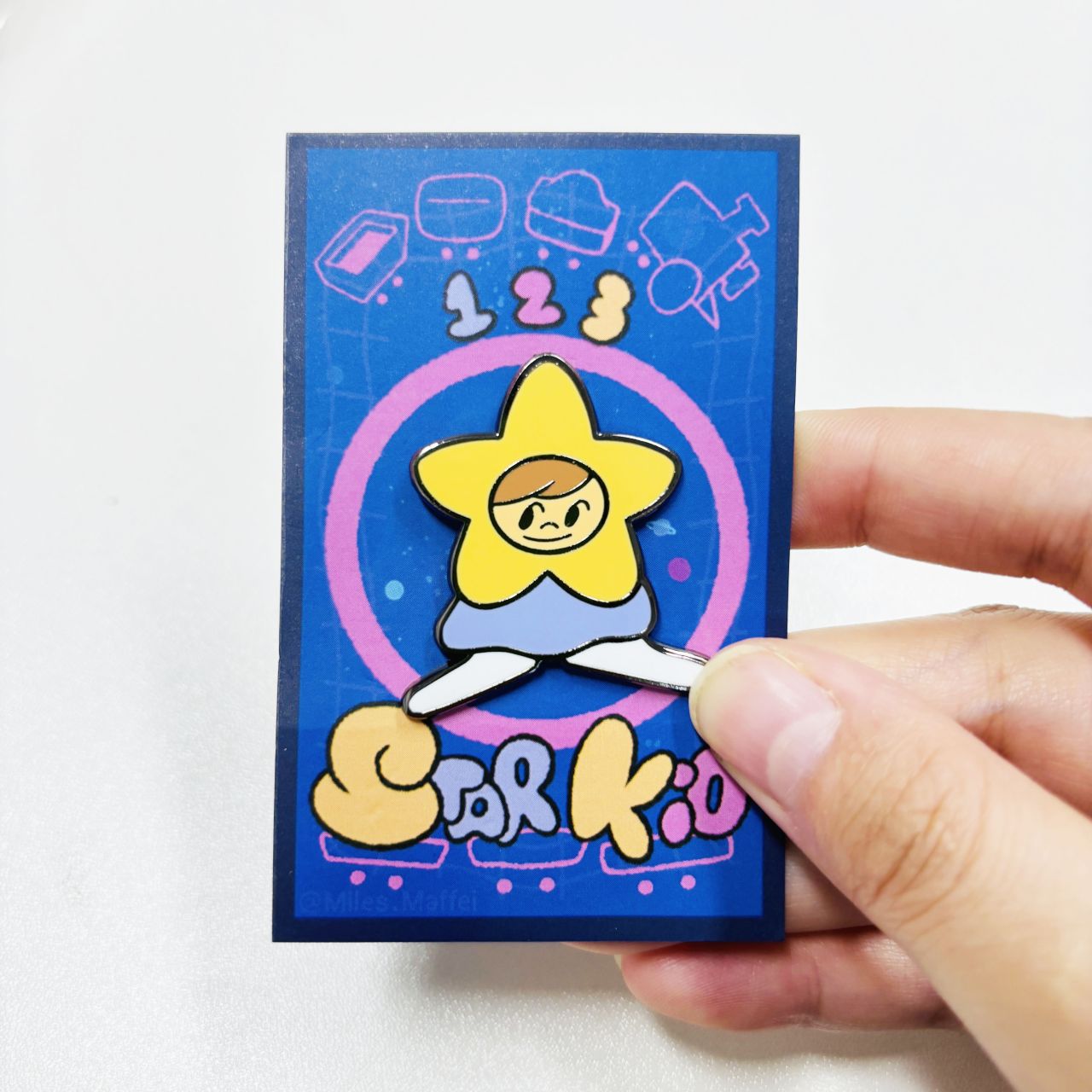 Pamerkan cinta anda terhadap kucing dengan bros enamel yang cantik.