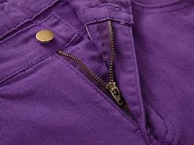 Vaqueros morados: Atractivo único del color para líneas mayoristas de prendas de vestir