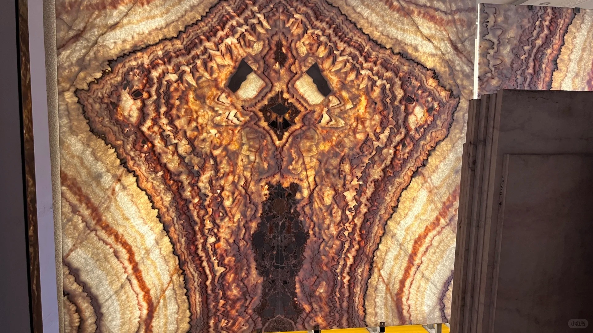 Natural Litchi Patterned Marble and Translucent Backlit Yellow Onyx for Interior Wall and Background Wall Decoration manufacture