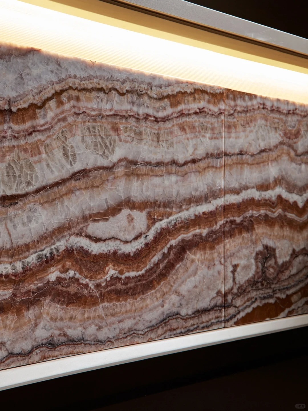 Natural Litchi Patterned Marble and Translucent Backlit Yellow Onyx for Interior Wall and Background Wall Decoration manufacture