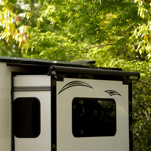 Ombra e comfort durante la tua prossima avventura in camper con un telo scorrevole