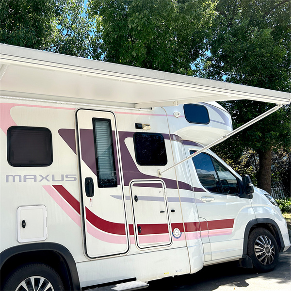 Benefits of a retractable awning