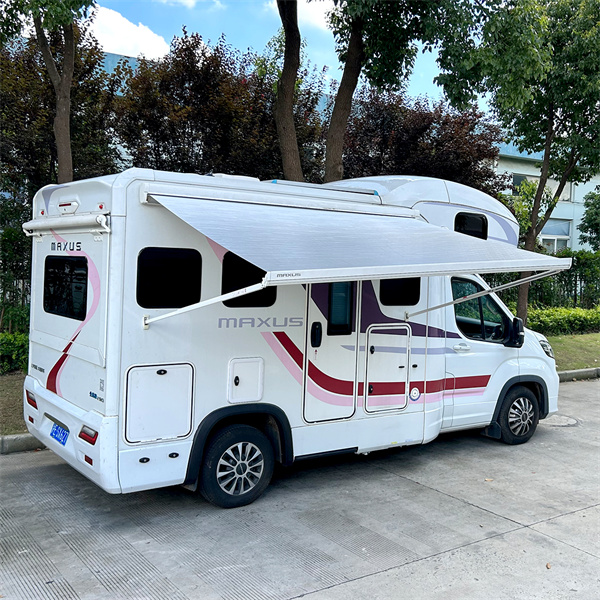 Bleib kühl und geschützt mit einer einziehbaren Carport-Ausleger für Wohnmobile