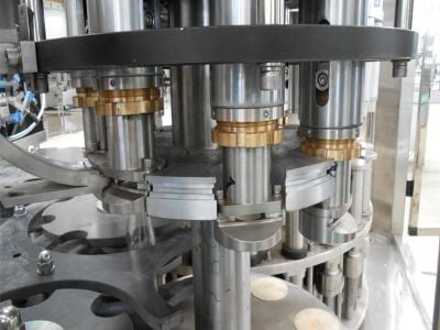 What Is the Difference Between Gravity and Piston Juice Filling Machines?
