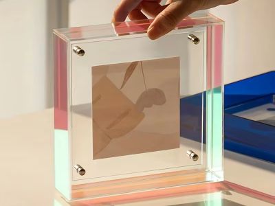 What Makes Magnetic Acrylic Frames Popular in Stores