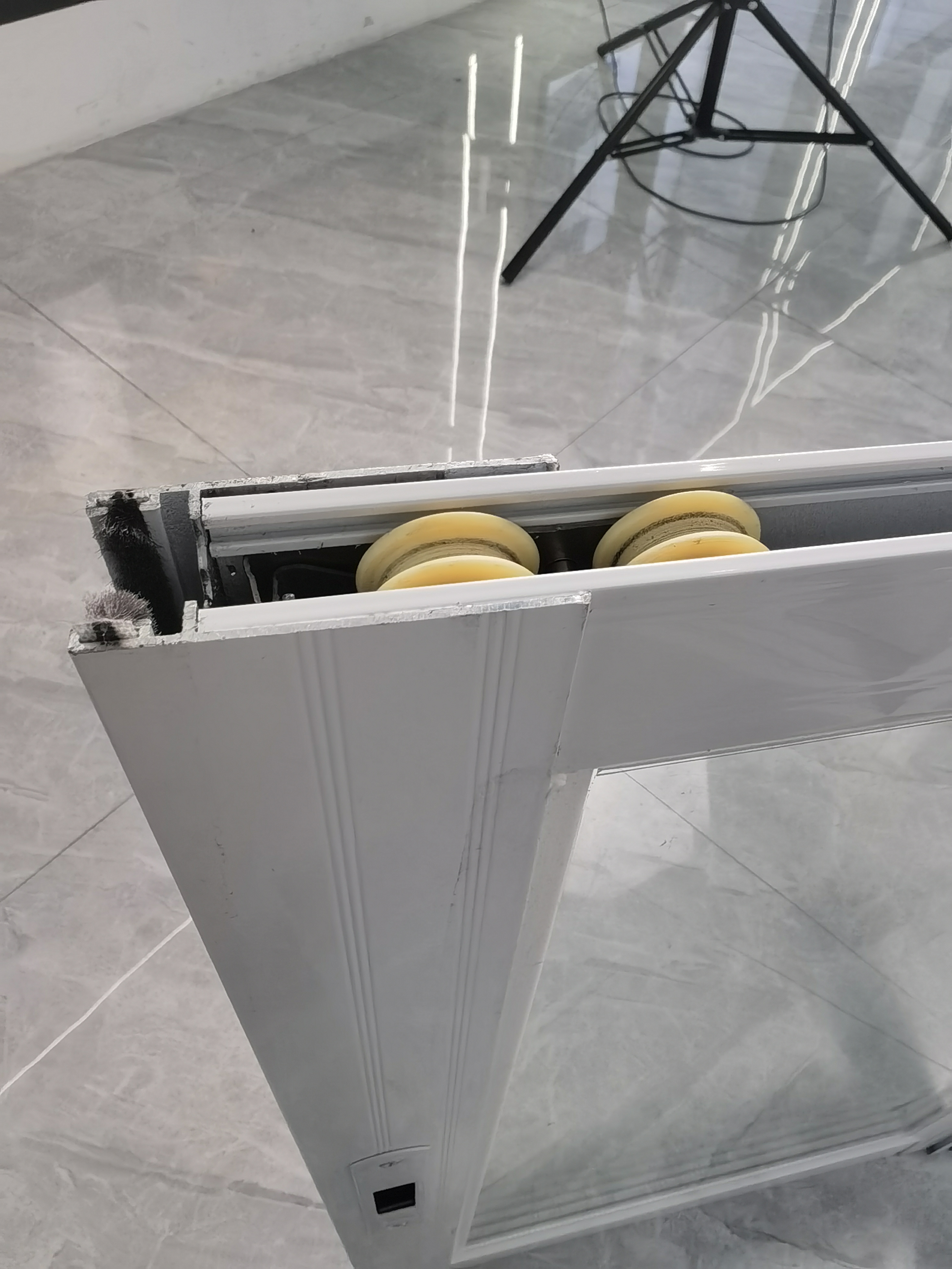 Customized Weather-resistant Double-layer Glass Sliding Windows with 3 Tracks and Multiple Channels for Home Sealing factory