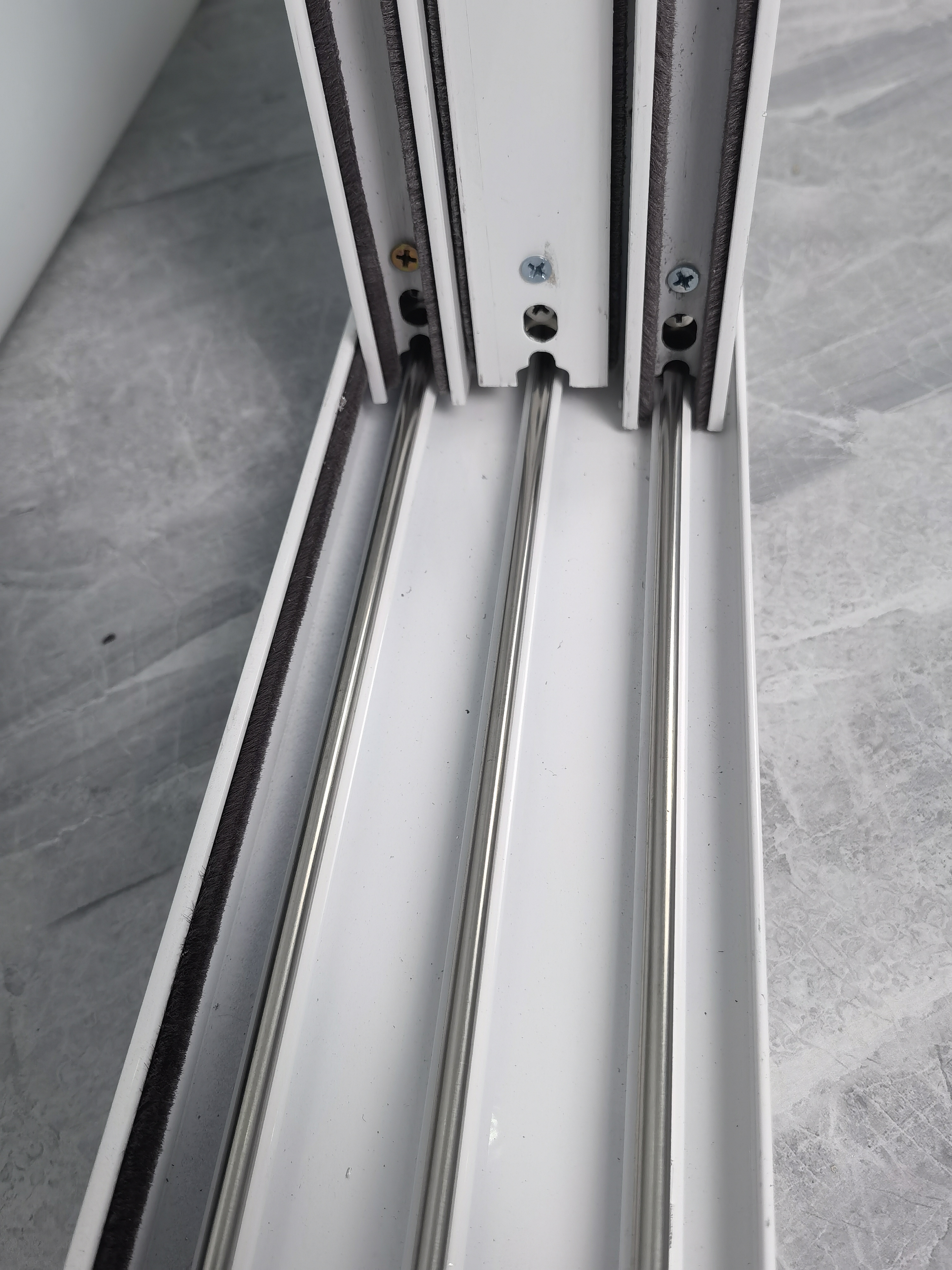 Customized Weather-resistant Double-layer Glass Sliding Windows with 3 Tracks and Multiple Channels for Home Sealing factory