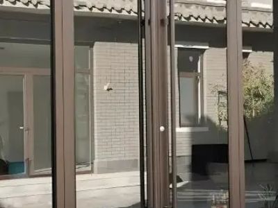 Çfarë Përcakton Sistemet e Dyrave të Zhytshme nga Aluminio me Performancë të Lartë
