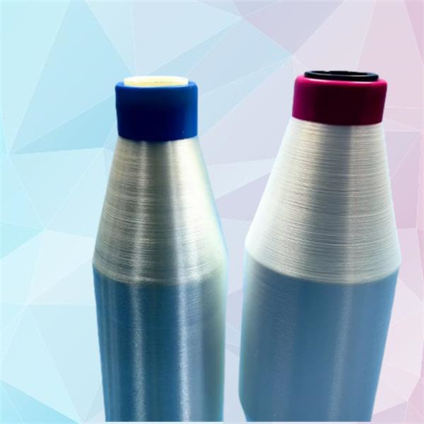Nemli, Metinli Bir Gözük için Satin ve Organza'nın Mükemmel Kombinasyonu