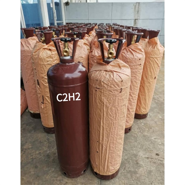 Los beneficios y limitaciones de usar una antorcha de acetileno disuelto.