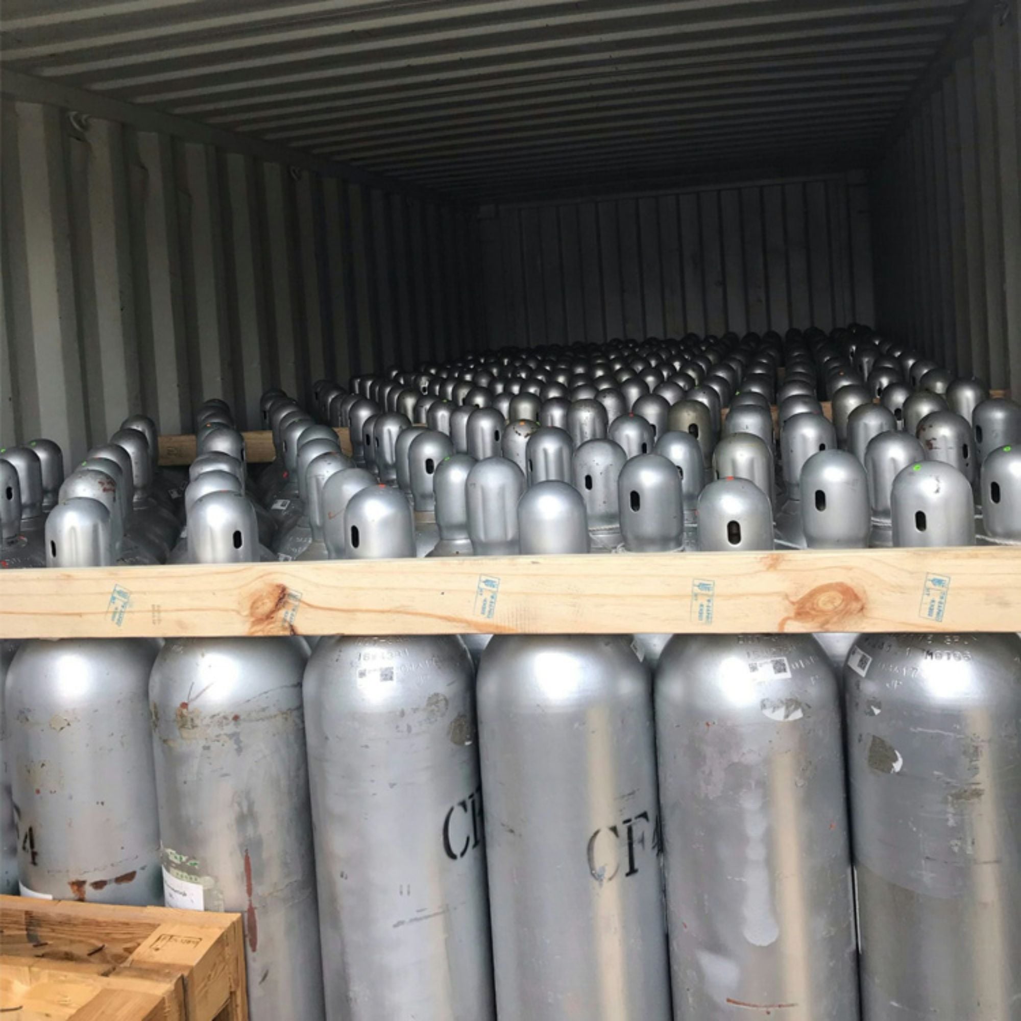 Alternatives to tetra fluoro methane in industrial processes