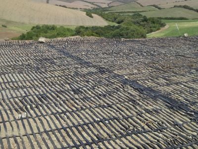 Hoe geogrid te installeren voor een steunmuur