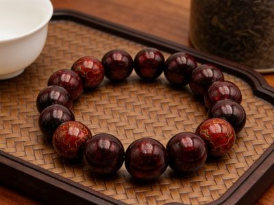 Handcrafted Elegance: The Process of Creating Authentic Lacquer Bracelets