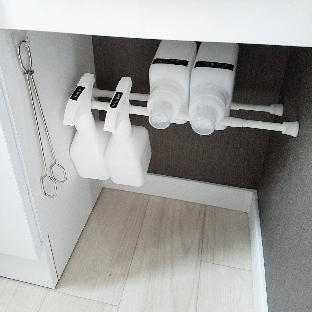 Ein ausklappbarer Stab, der ordentlich und sicher in Ihrem Schrank passt